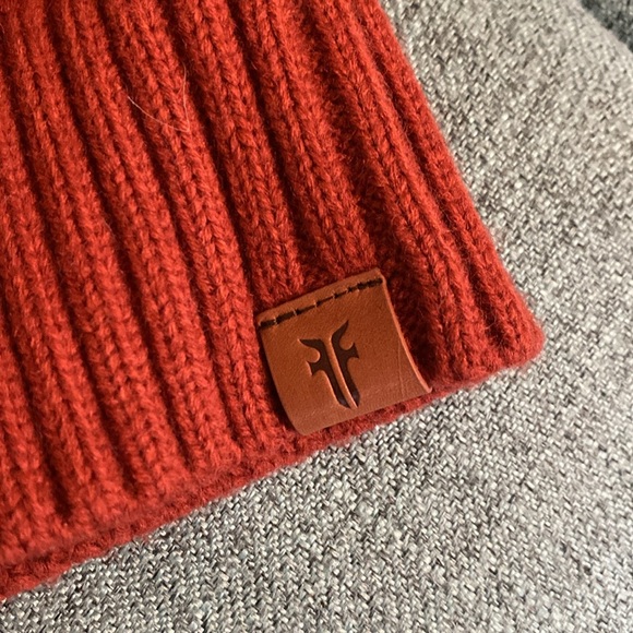 NWT FRYE CABLE BEANIE WITH SELF POM - Picture 2 of 6